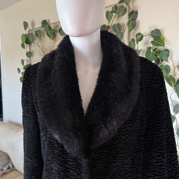 Gallery Black Persian Look with Faux Fur Collar Coat
Women’s size M Like New - Picture 3 of 8